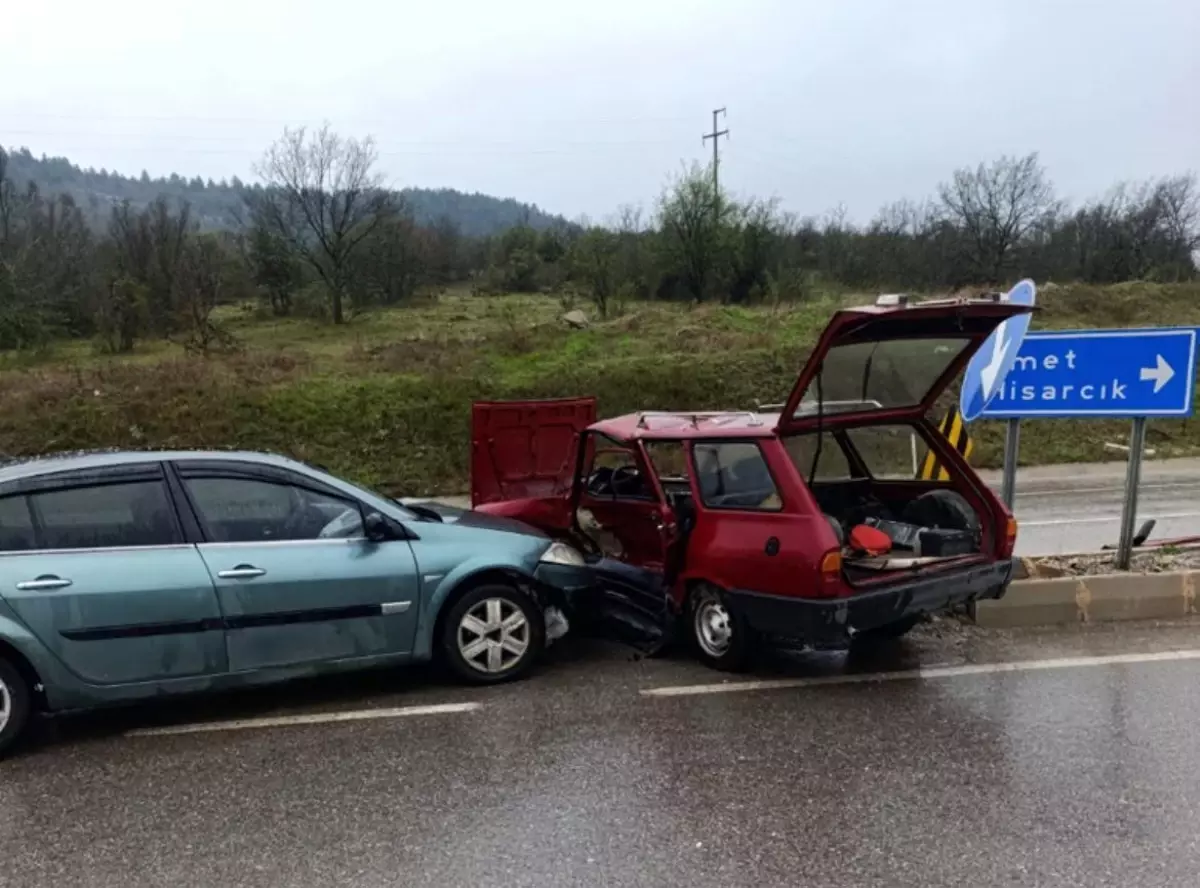 Kütahya'da Trafik Kazası: 1 Ölü, 1 Yaralı
