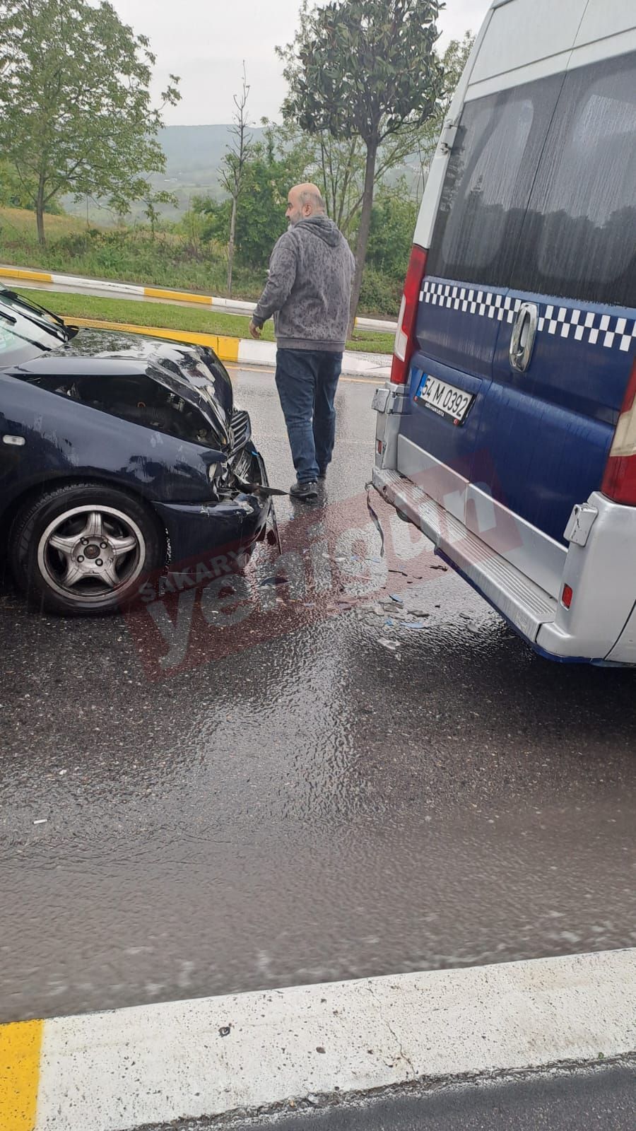Sakarya Üniversitesi Esentepe Kampüsü Civarında Trafik Kazası: Kadın Sürücü Minibüse Çarptı