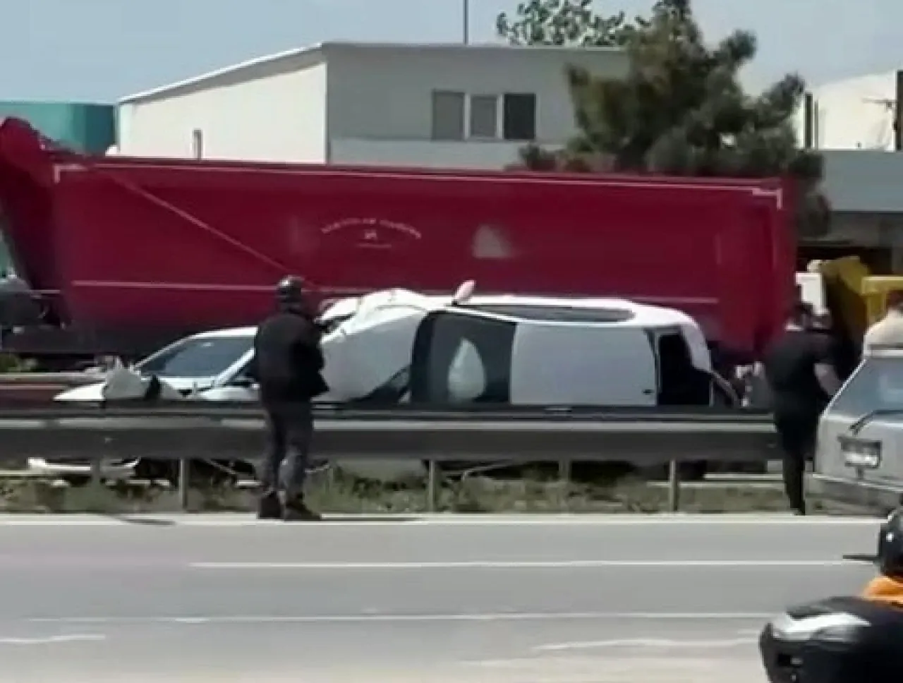 Arifiye'de Korkutan Trafik Kazası: Araç Bariyer Arasında Sıkıştı!