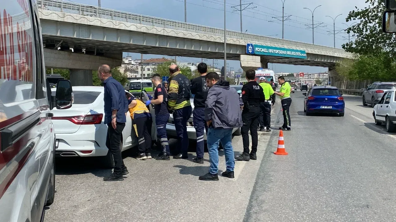 D100'de zincirleme trafik kazası: 5 araç birbirine girdi