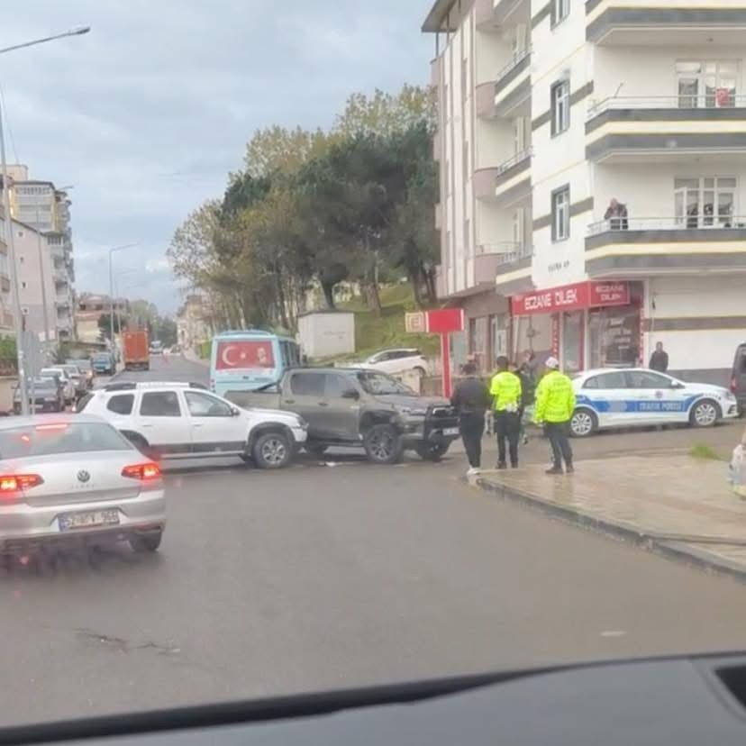 Fatsa'da Hastane Sapağında Maddi Hasarlı Trafik Kazası