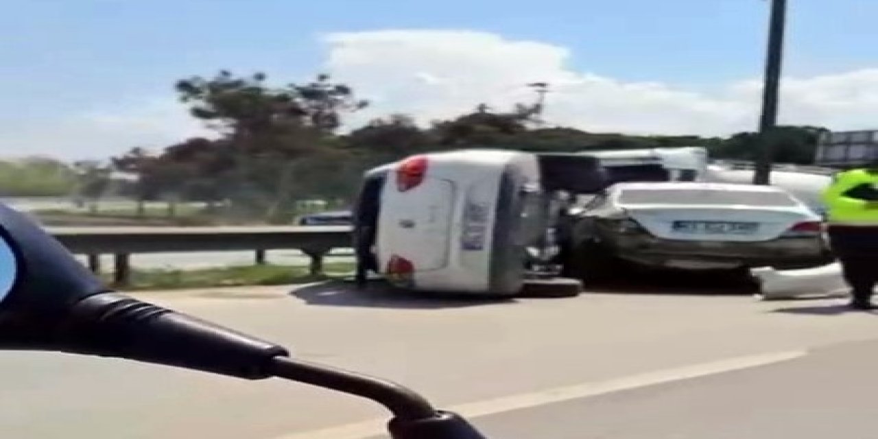 Kazada çarpıştığı diğer otomobil ile bariyer arasına sıkıştı