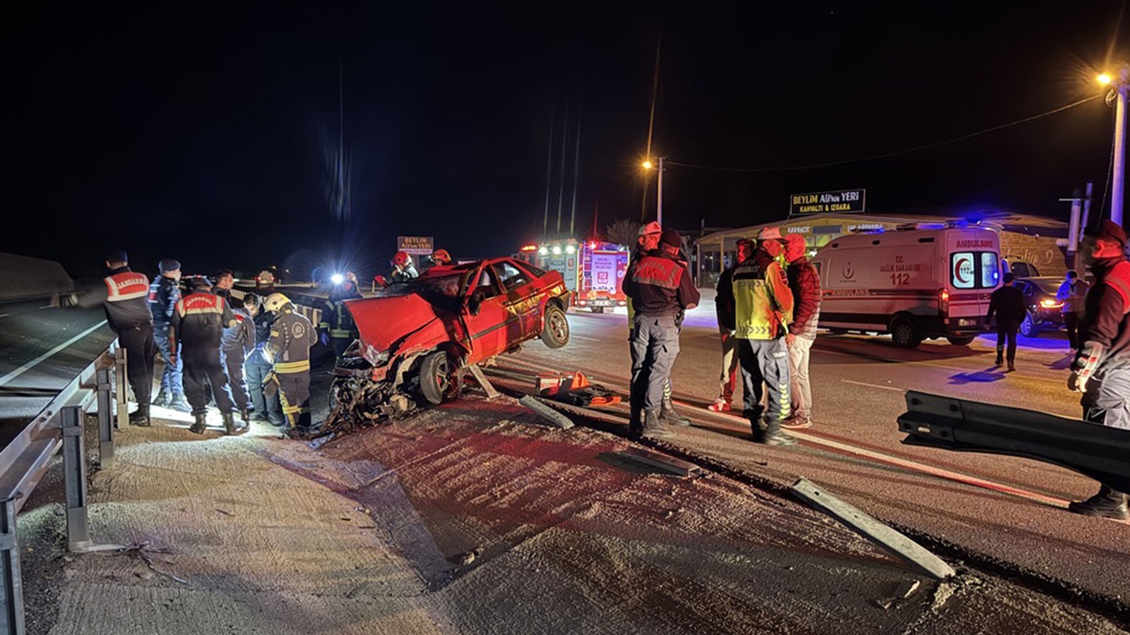 Kocaeli'de acı kaza: Bariyere çarpan otomobildeki 2 kişi öldü