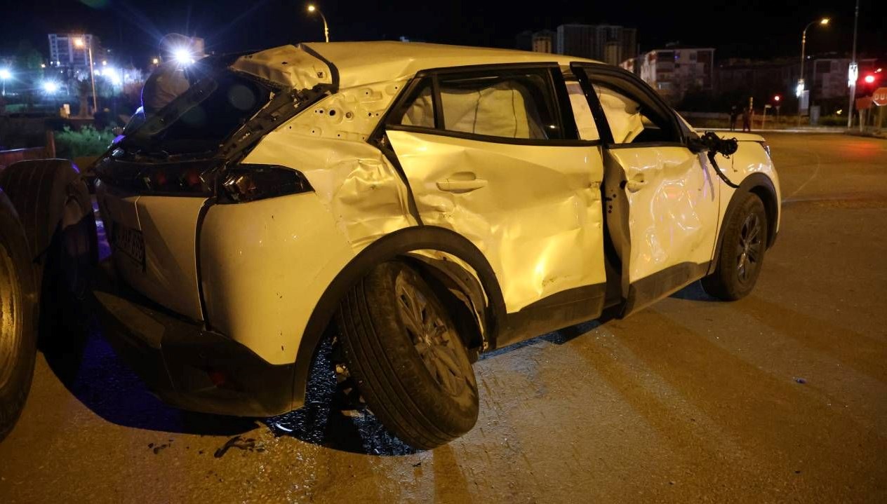 Elazığ'da TIR ile otomobil çarpıştı