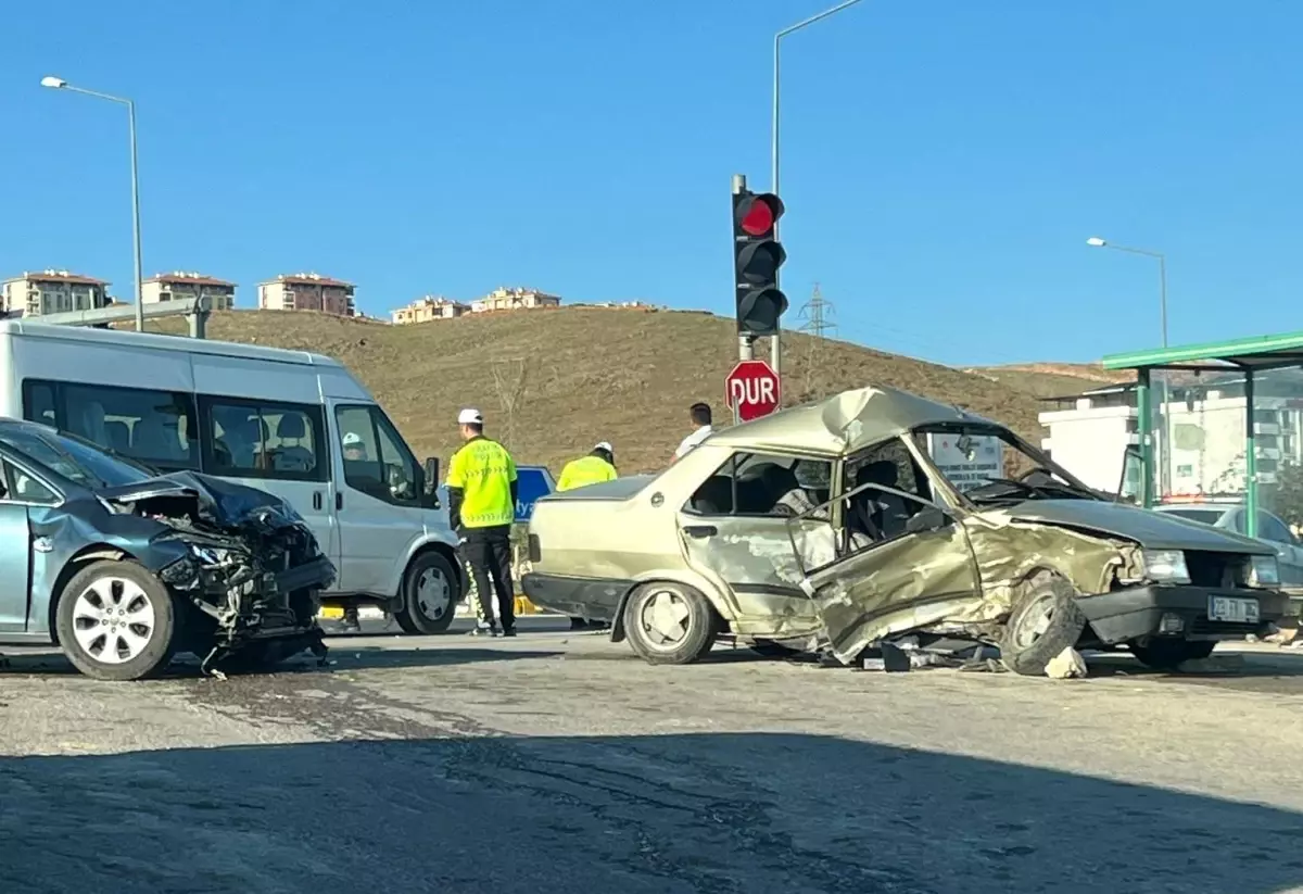 Elazığ'da Trafik Kazası: 1 Ölü, 3 Yaralı