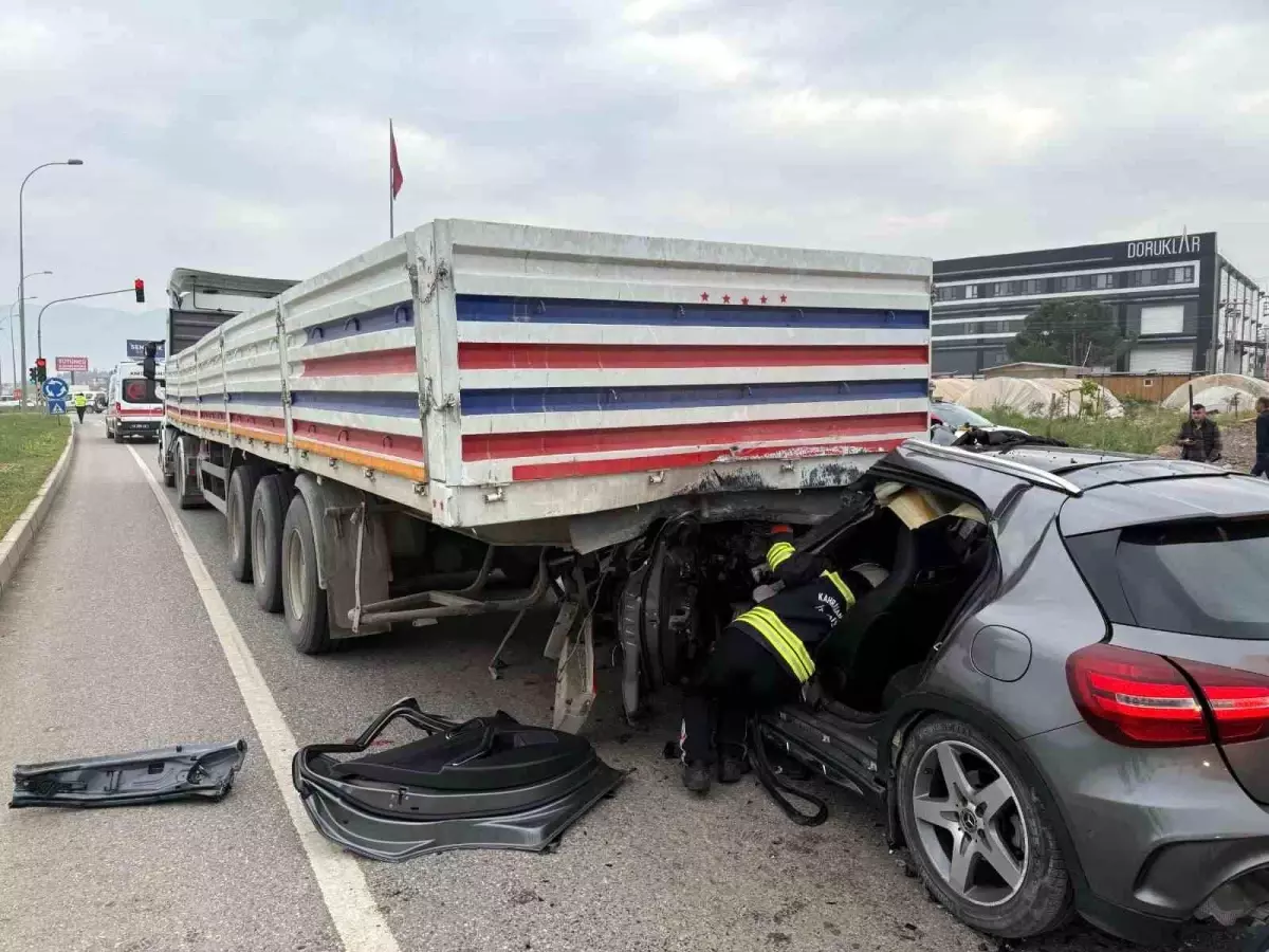 Kahramanmaraş'ta Trafik Kazası: Tırın Altına Giren Otomobilin Sürücüsü Yaralandı