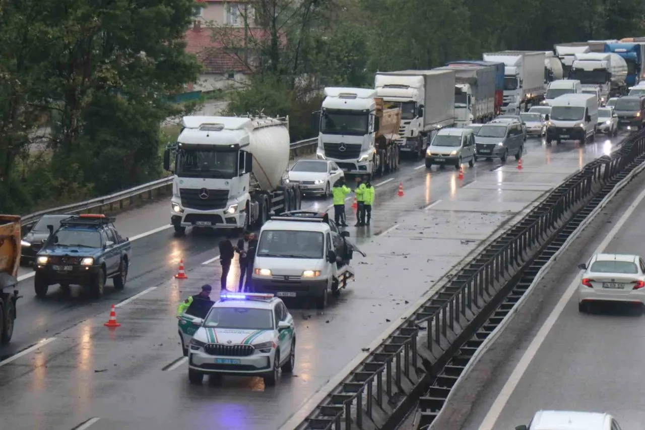 Anadolu Otoyolu Sakarya kesiminde 4 saat içinde 7 farklı trafik kazası yaşandı.