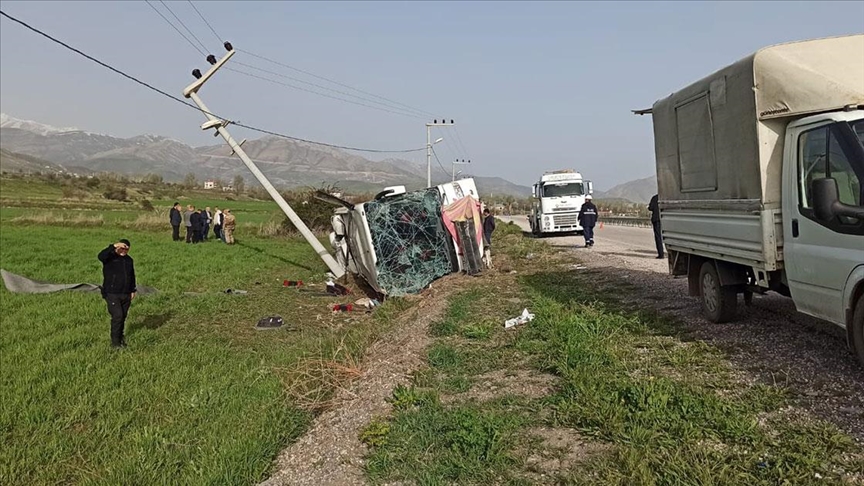Van'da bir yolcu otobüsü devrildi, 28 kişi yaralandı.