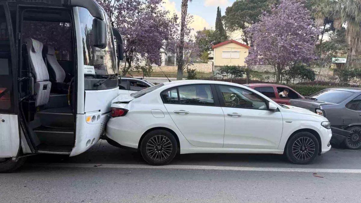 Antalya'da Zincir Trafik Kazası: 3 Yaralı