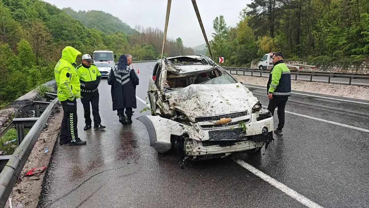 İnegöl'de trafik kazasında 1 kişi hayatını kaybetti, 3 kişi yaralandı.