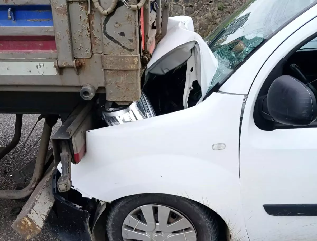 Samsun'da Trafik Kazasında Hafif Ticari Araç Tır'a Çarptı.