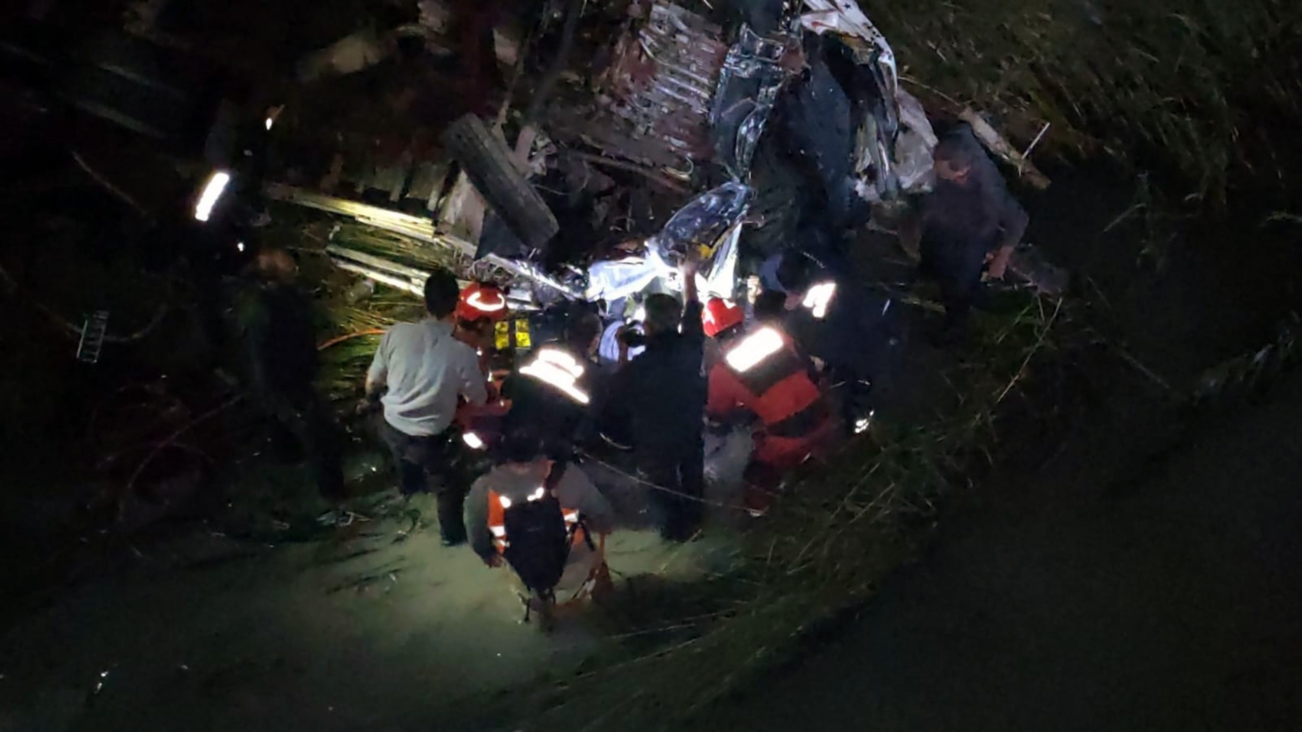 Seydikemer'de kamyon Eşen Çayı'na devrildi: Trafik kazası