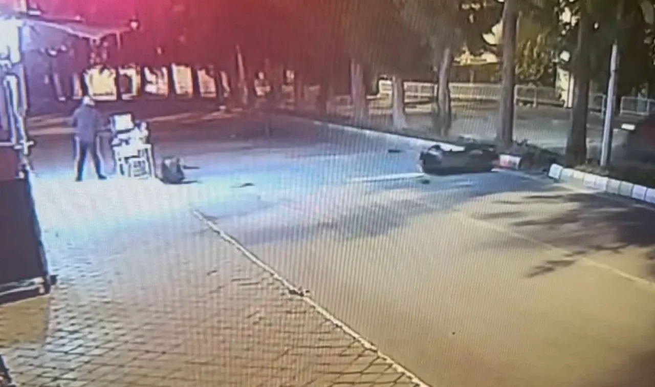 Motosiklet refüje çarptı, sürücü kaza yerinde yaşamını yitirdi.