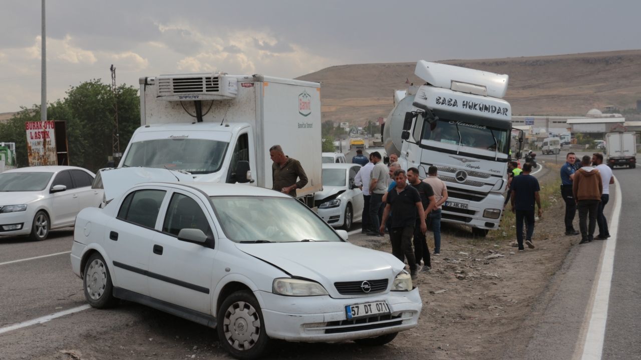 Güvenlik kamerasında görüntülenen zincirleme trafik kazası Şırnak'ta gerçekleşti.