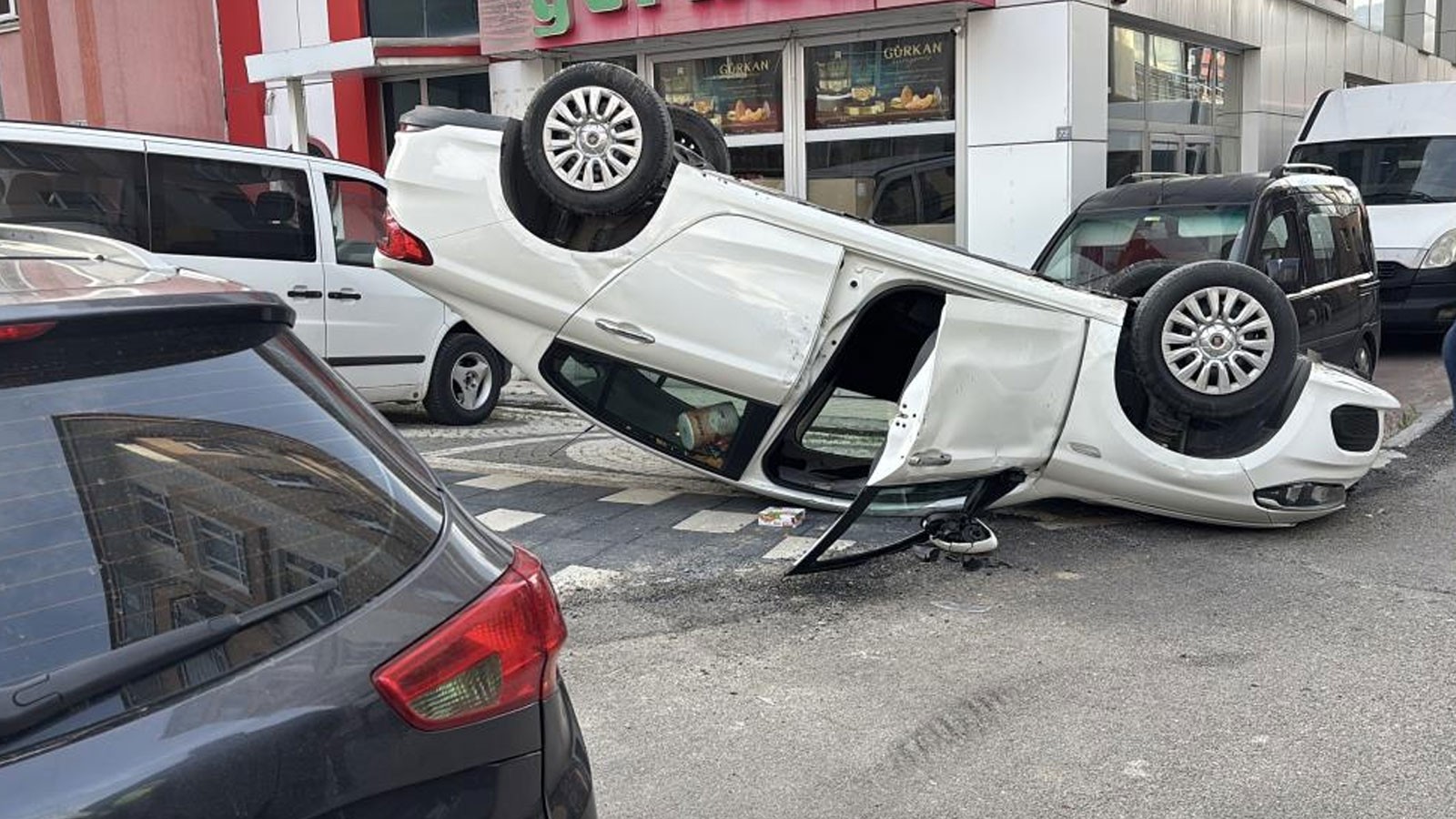 Bolu'da çarpışan iki araçtan biri devrildi.