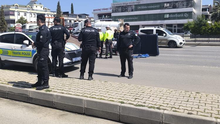Sürücü, TIR'ı sağdan geçerken kaza sonucu hayatını kaybetti.