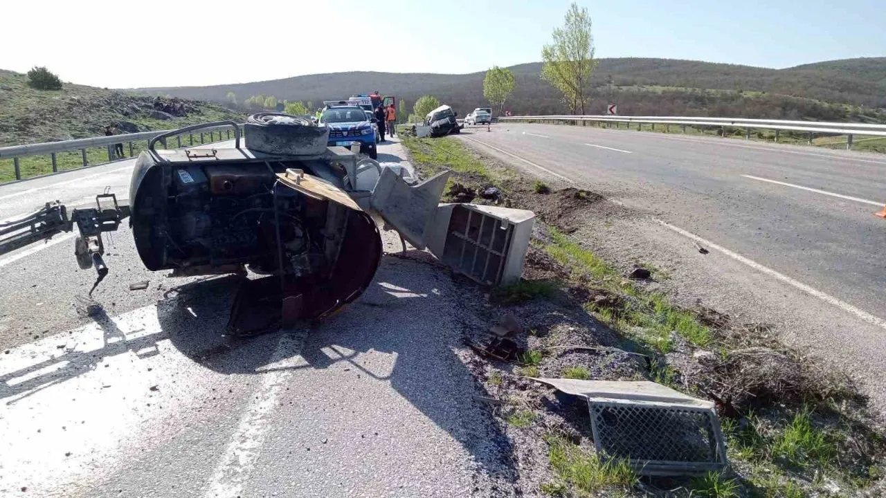 Yozgat Akdağmadeni'nde trafik kazasında 1 kişi hayatını kaybetti, 2 kişi yaralandı.