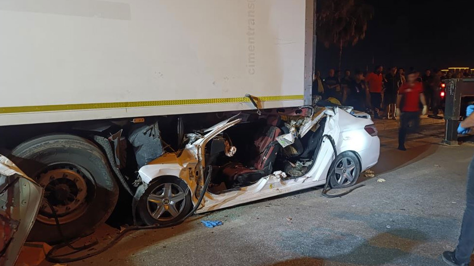 Mersin'de trajik bir kaza yaşandı: Park halindeki tıra çarpan araçta 2 kişi hayatını kaybetti.