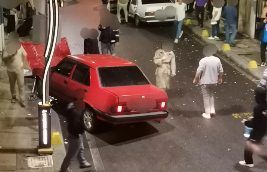 Altınordu'da maddi zararlı bir trafik kazası sonrası halktan hız kesicilerin talep edilmesi.