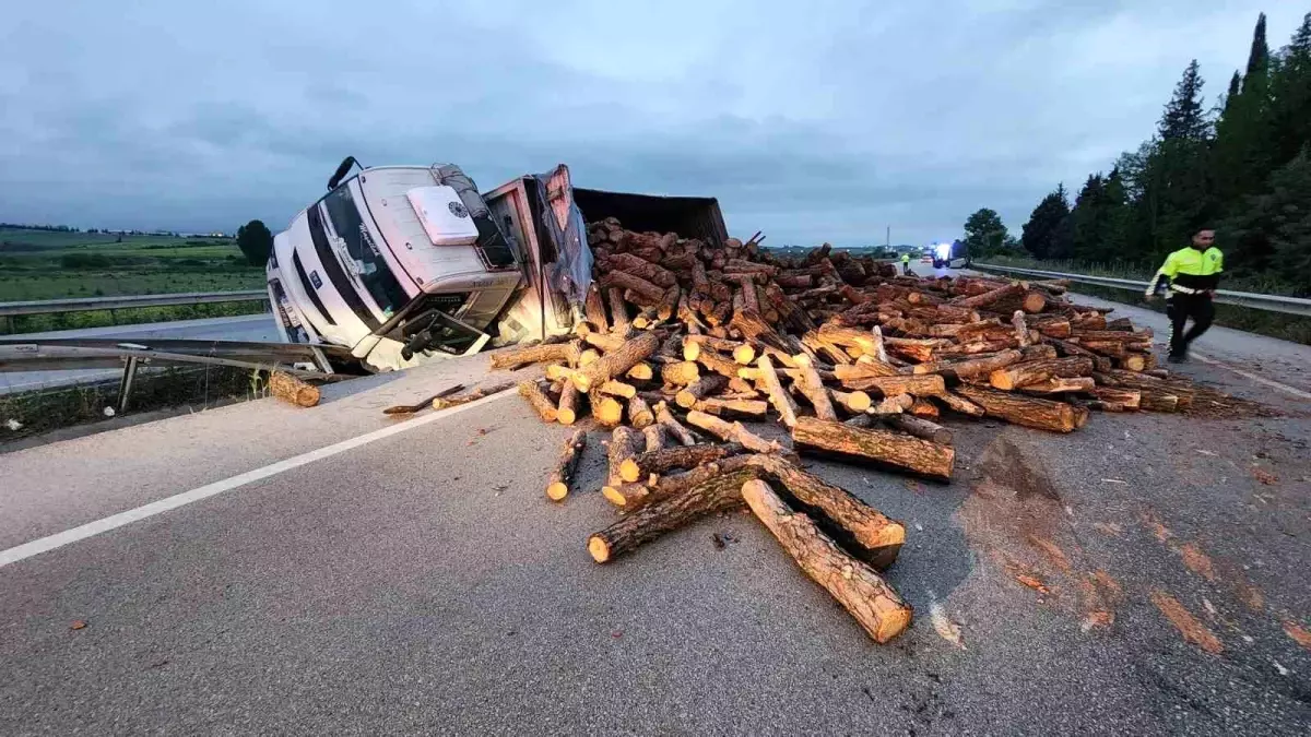 Bursa'da Trafik Kazası: 3 Kişi Yaralandı