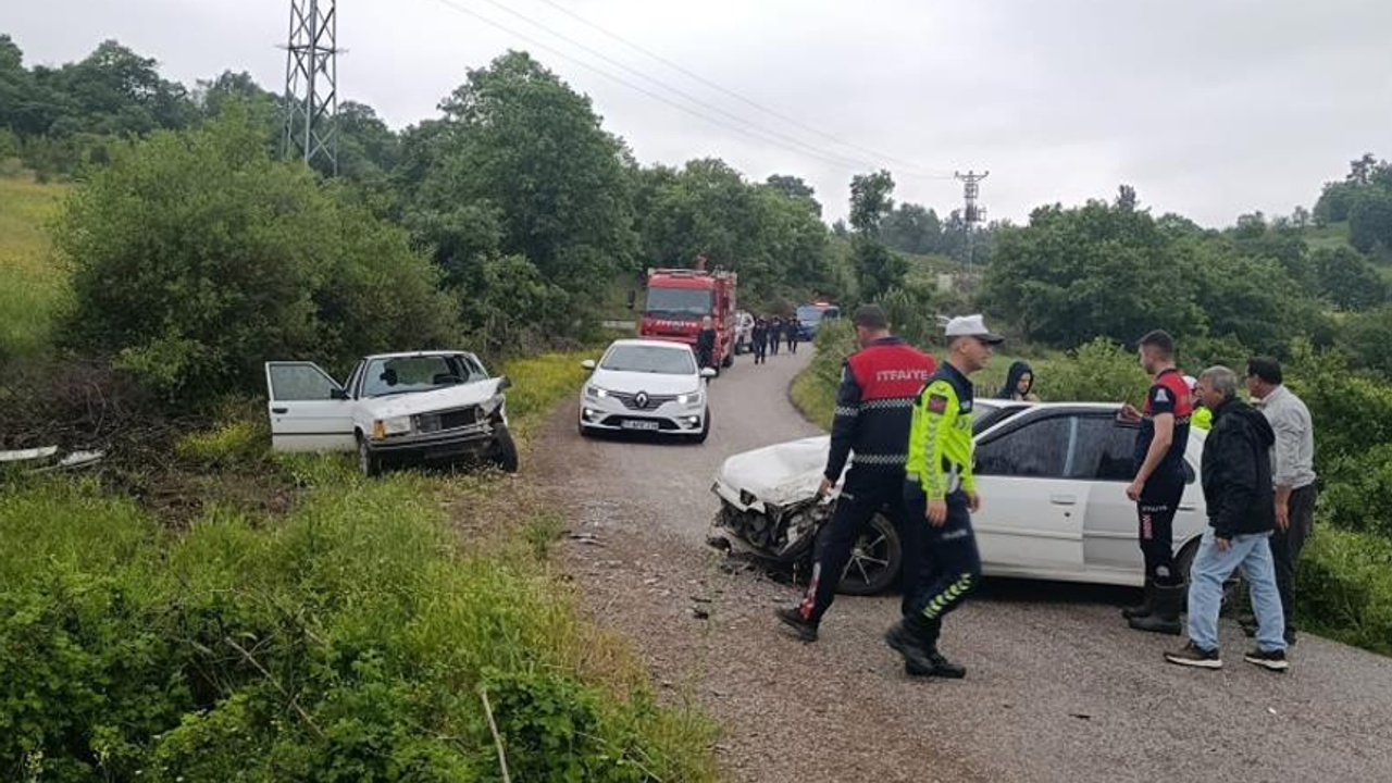 Çanakkale'deki trafik kazasında 2 kişi yaralandı.