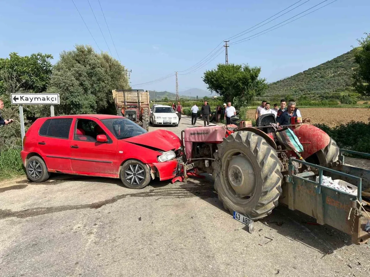 İzmir'de kaza sonucu 4 kişi yaralandı.
