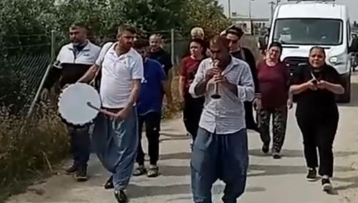Kaza sonucu yaşamını yitirdi, cenazesi törenle defnedildi.