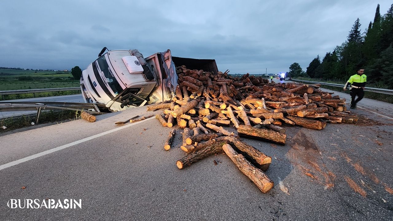 Mustafakemalpaşa'da trafik kazasında 3 kişi hafif yaralandı.