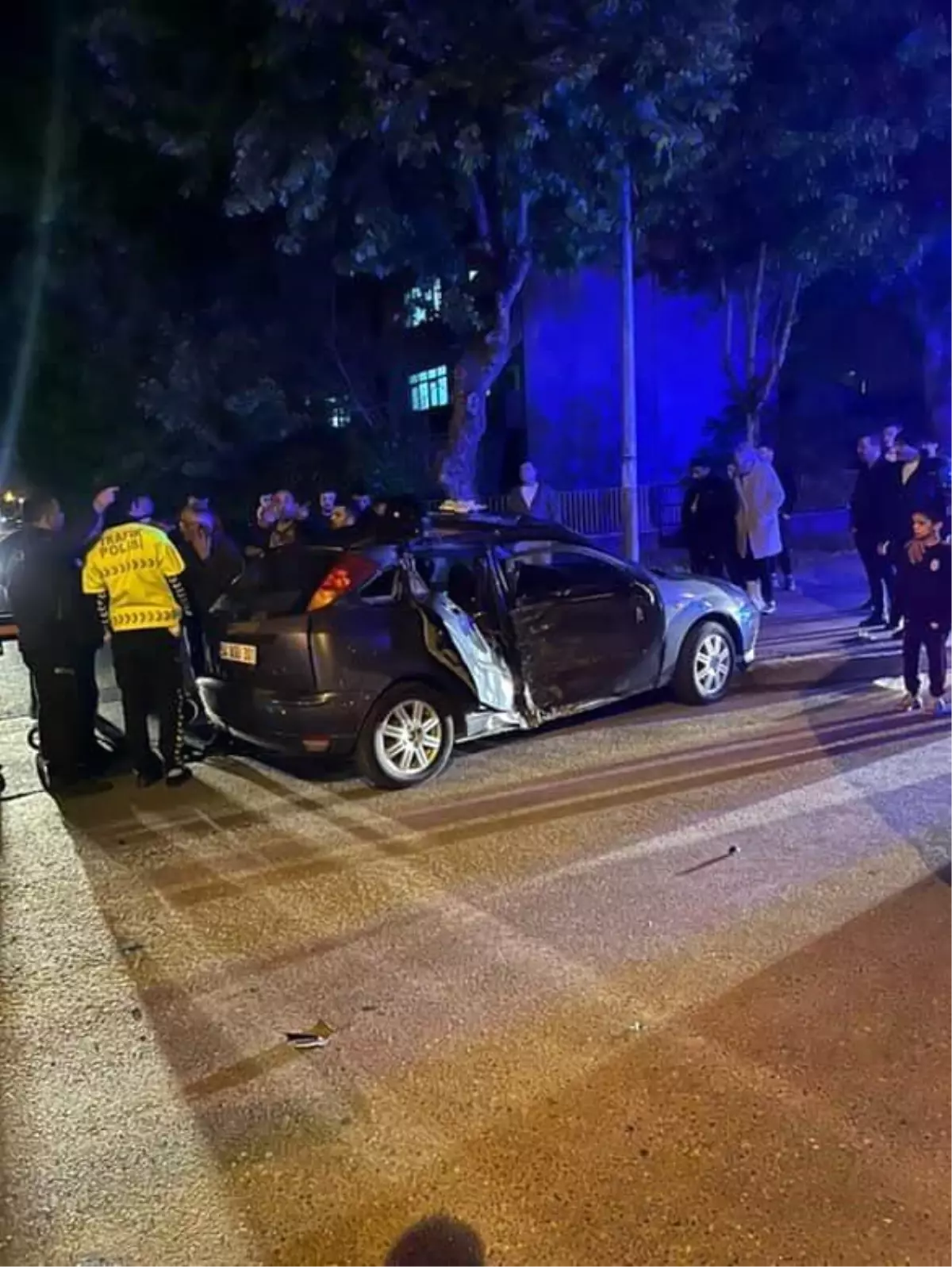 Adapazarı'nda trafik kazasında 1 kişi hayatını kaybetti, 2 kişi yaralandı.