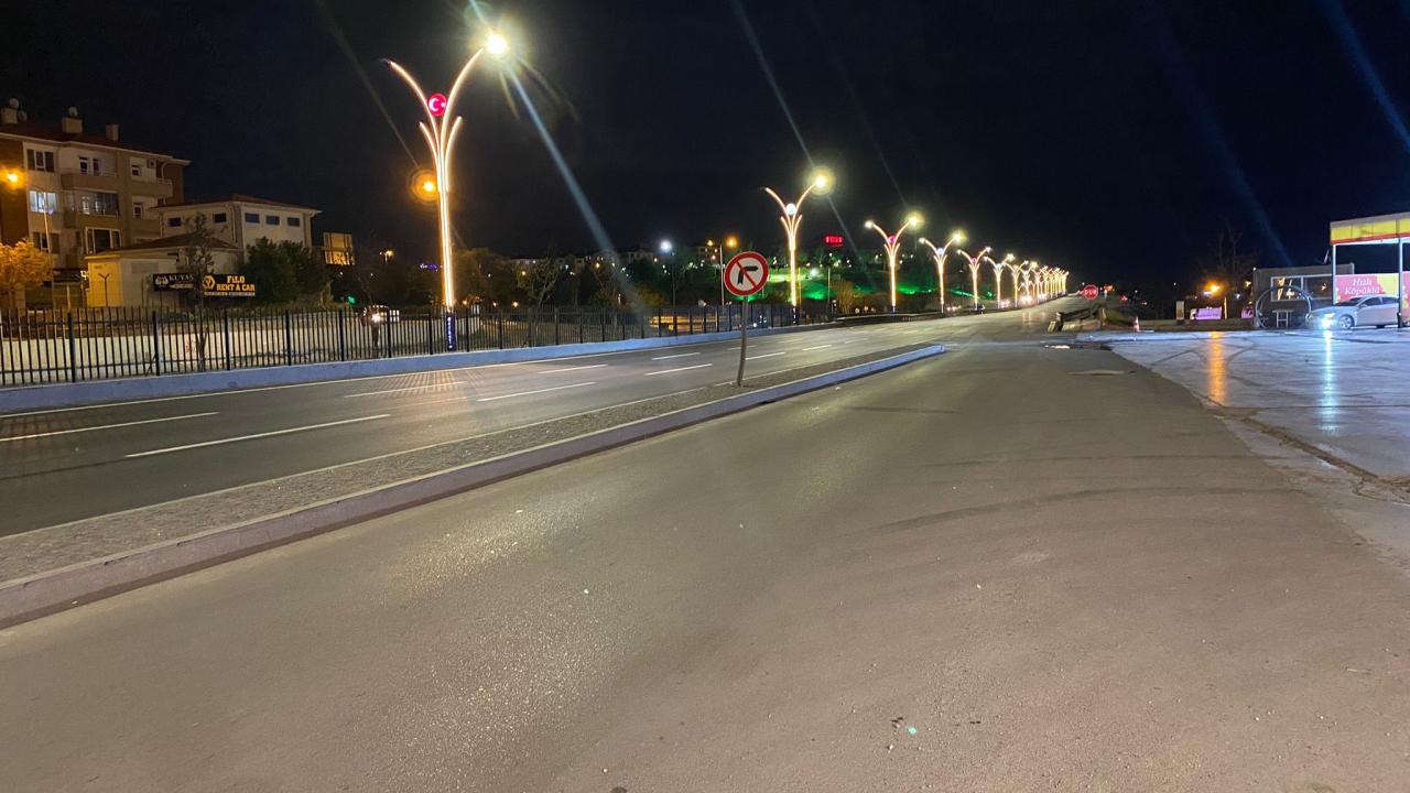 Ankara'da motosiklet, trafik işareti levhasına çarptı: 2 kişi öldü.
