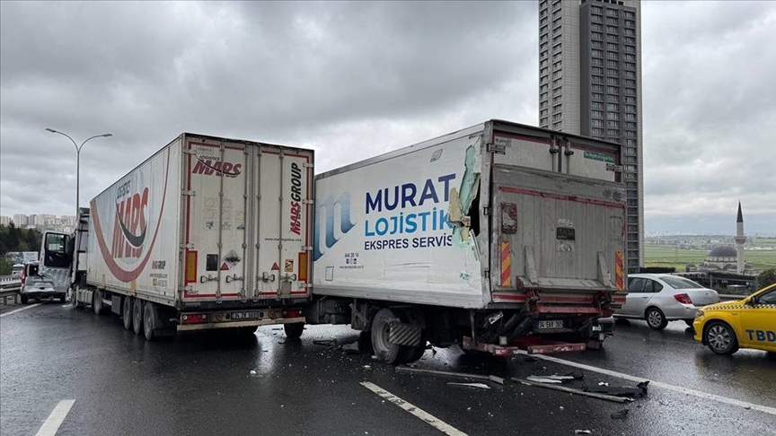 Avcılar'da ardışık kaza zinciri trafik akışını engelledi.