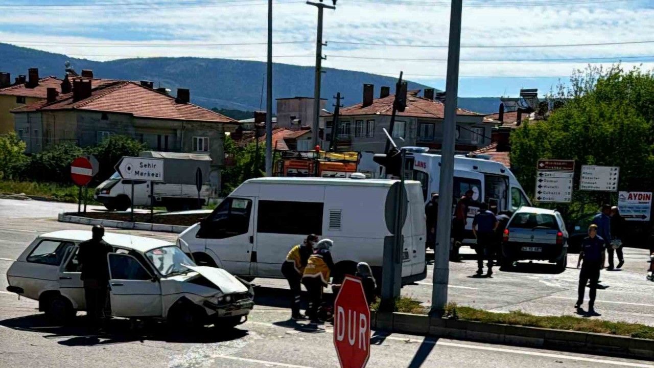 Domaniç'te kaza: 5 kişi yaralı.