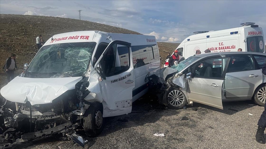 Sivas'ta kamu personelini taşıyan minibüs ile otomobil çarpıştı, 2 kişi öldü, 16 kişi yaralandı