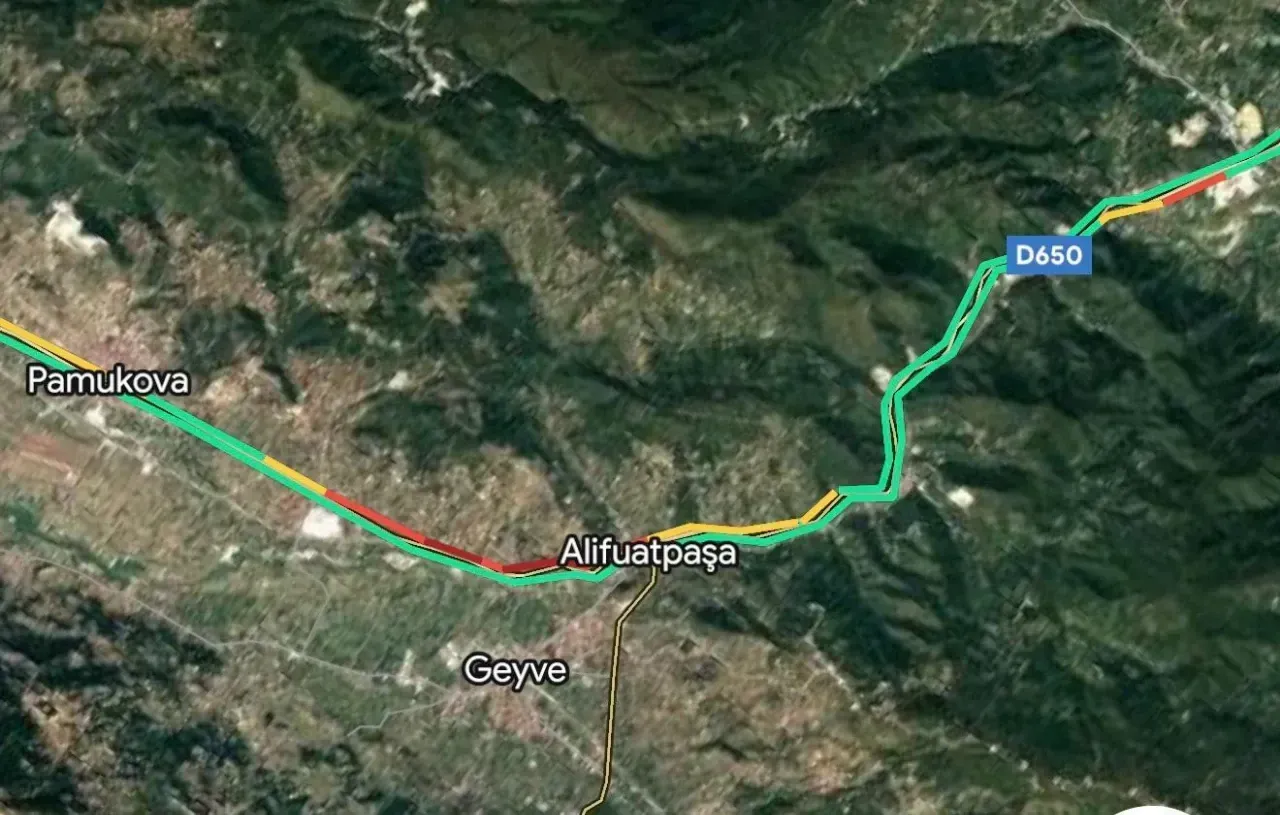 Zincirleme kaza yolu savaş alanına çevirdi