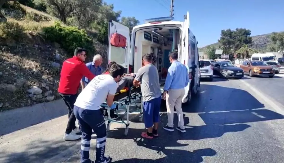 Kuşadası'nda Trafik Kazası: Sürücü Fenalaştı, 3 Araç Karıştı