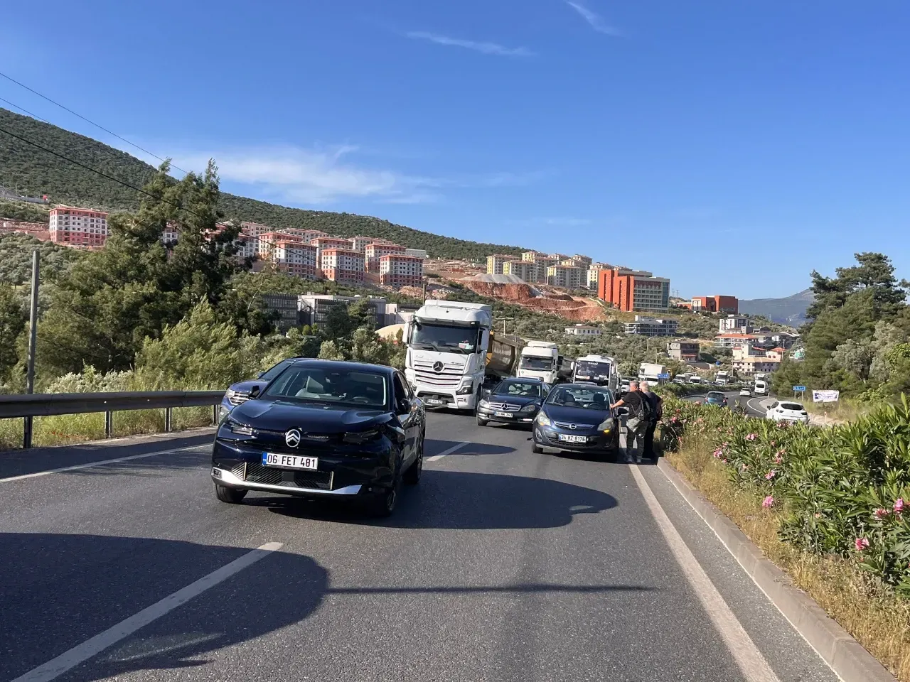 Milas'ta trafik kazası, trafik kilitlendi