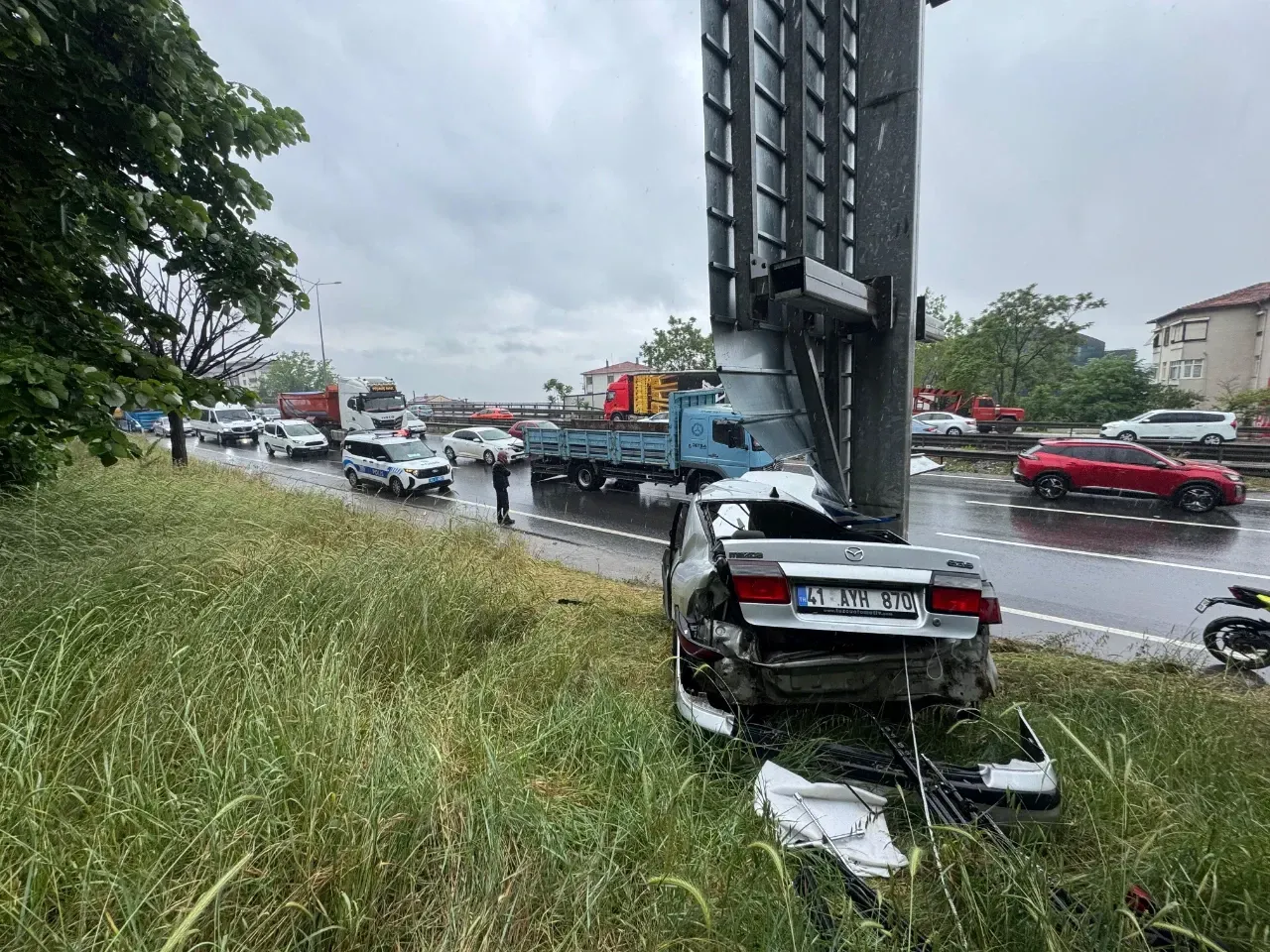 Kocaeli'de feci kaza! Otomobil trafik levhasına çarptı