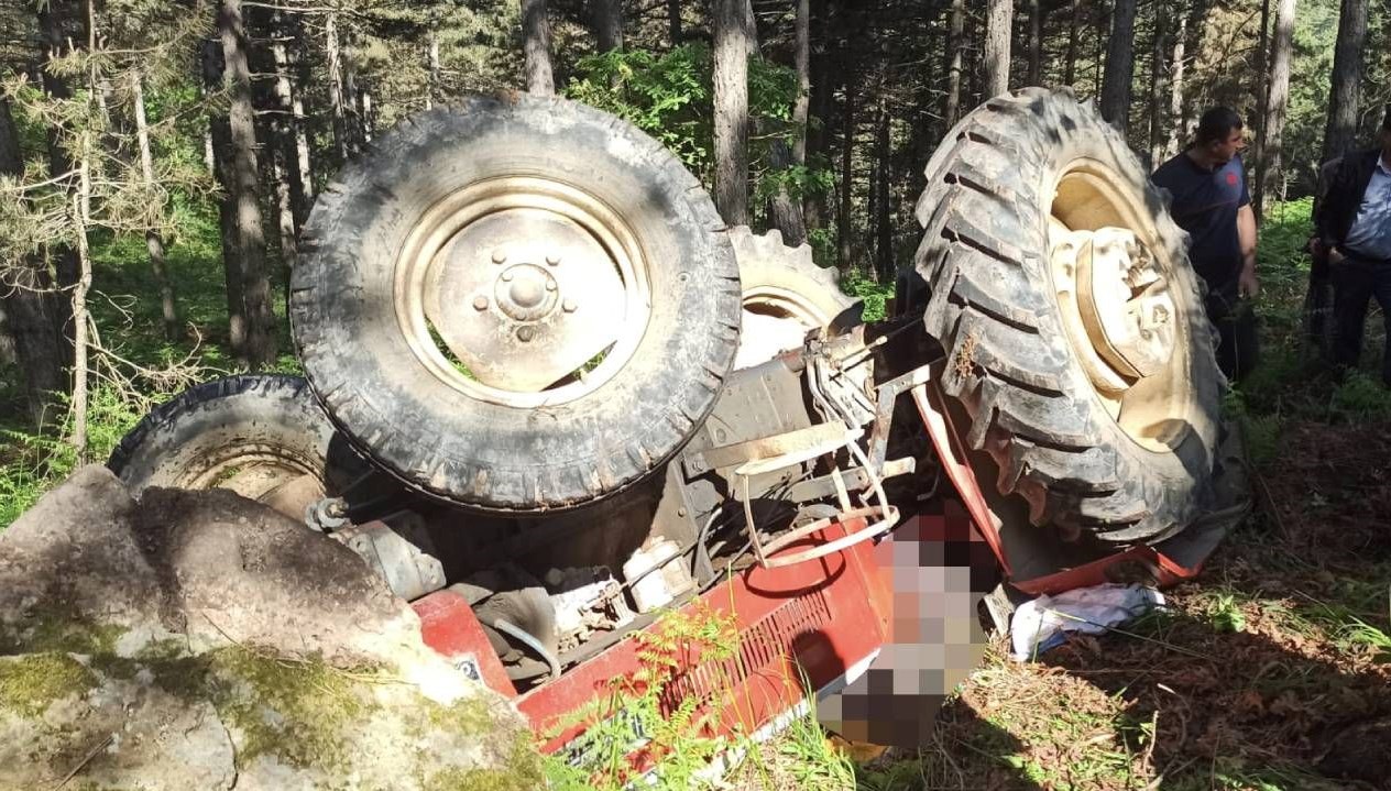 Balıkesir'de feci kaza: Devrilen traktörün sürücüsü öldü