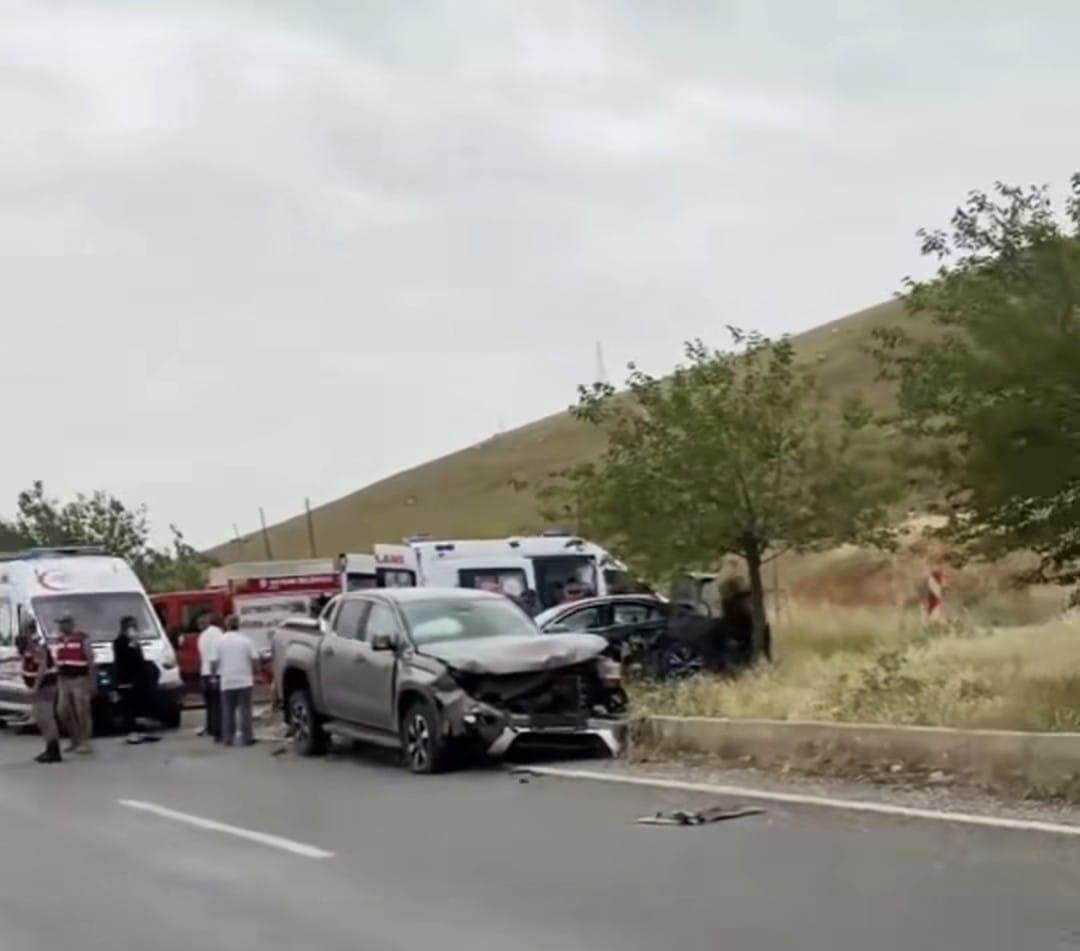 Diyarbakır'da otomobil ile kamyonetin çarpıştığı kazada can kaybı 2'ye çıktı