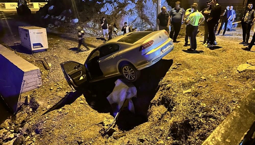 Hatay'da navigasyon kazası: Otomobiliyle bina arazisine uçtu