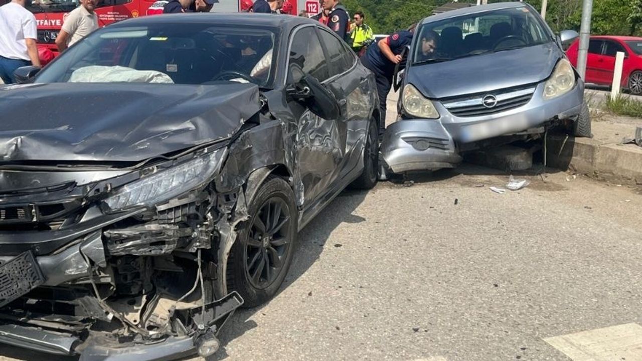Sakarya'da Trafik Kazası! İki Otomobil Çarpıştı: 4 Yaralı