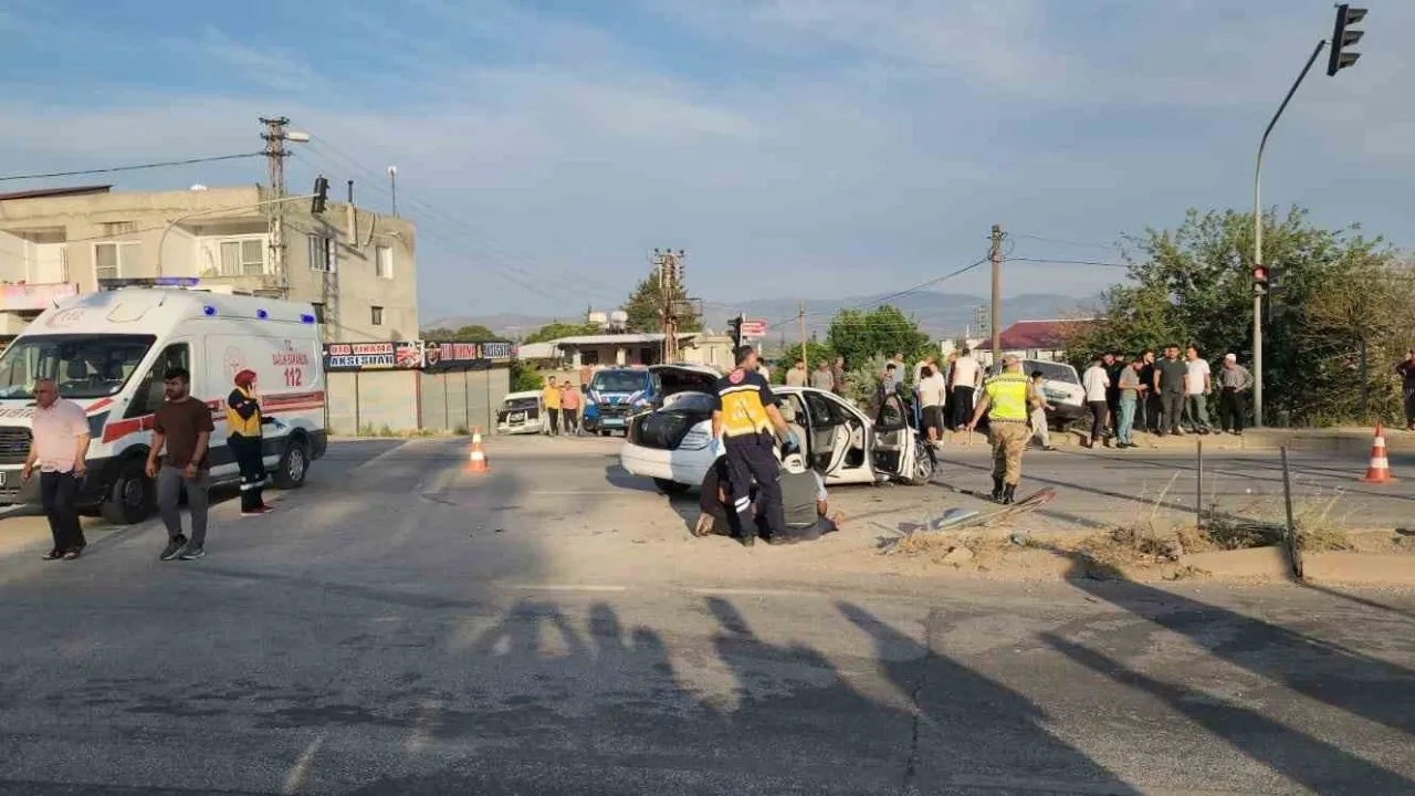 Hatay’da ‘Kaza Kavşağı’nda yine kaza: Vatandaş alt geçit istiyor