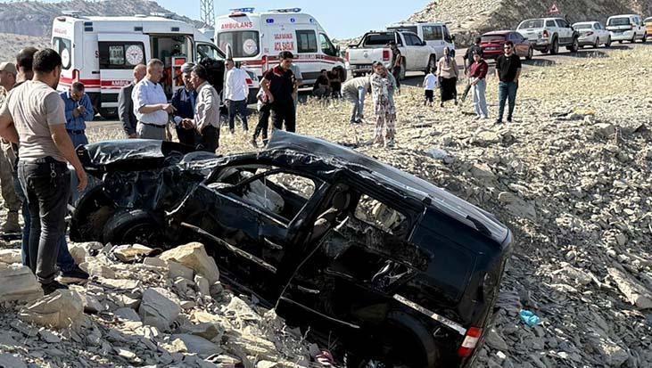 Araç şarampole devrildi! 3 kişi öldü, 3 kişi yaralandı