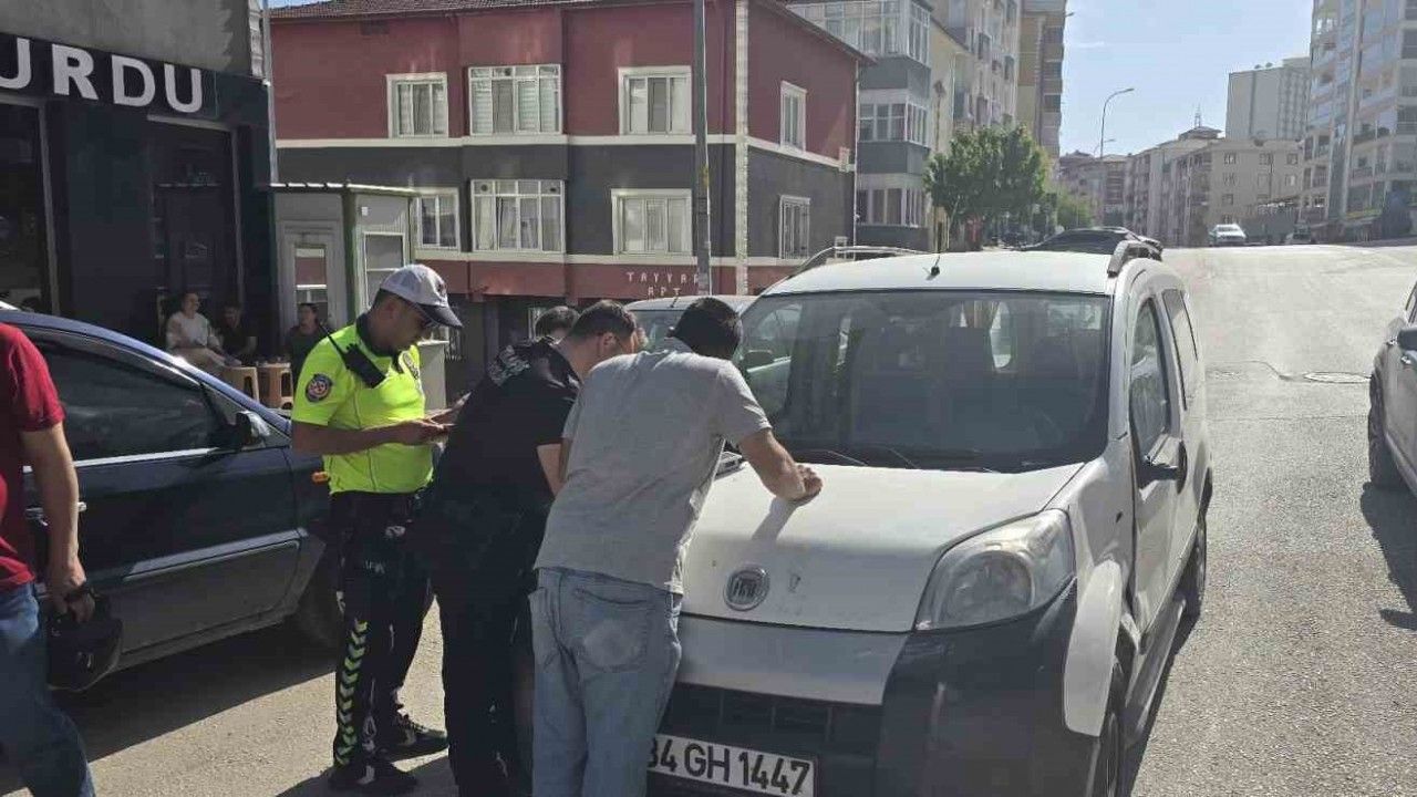 Bilecik’te Market Önünde Trafik Kazası: 1 Yaralı