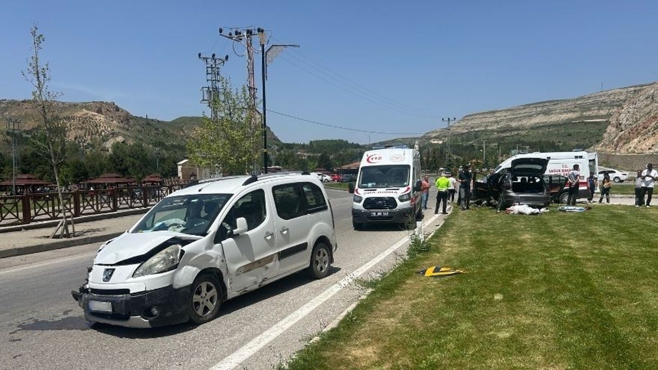 Sivas’ta Trafik Kazası! 2 Araç Çarpıştı: 3'ü Çocuk 6 Yaralı