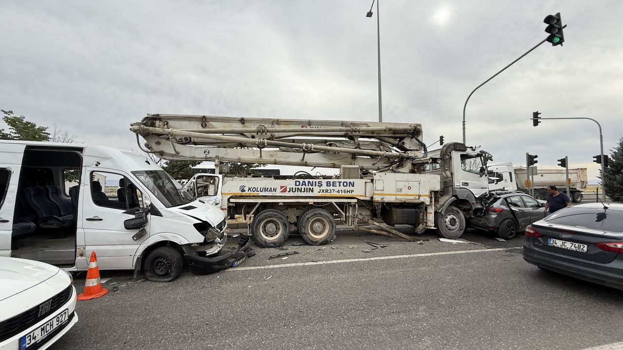 Zincirleme trafik kazası: 11 kişi yaralandı