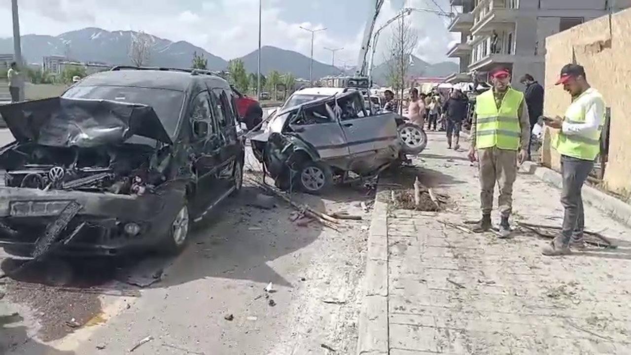 Erzurum'da beton mikseri çok sayıda araca çarparak devrildi