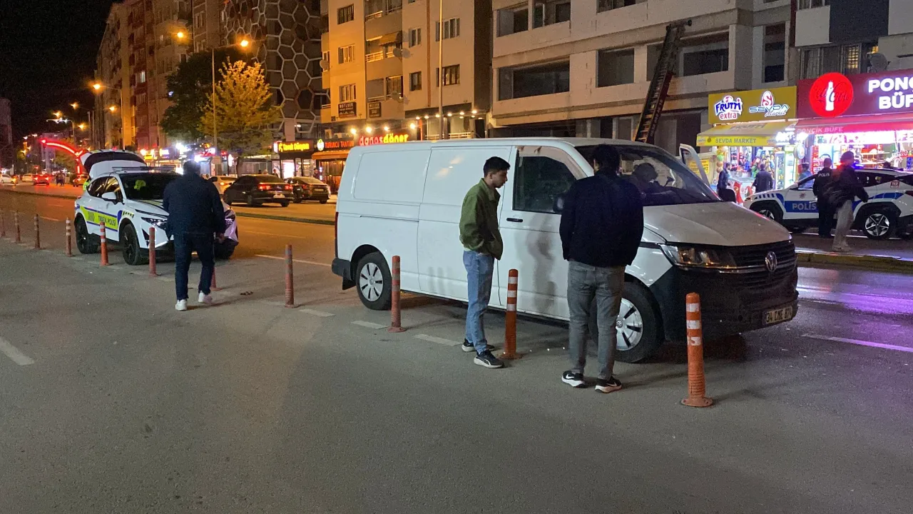 Eskişehir’de gece yarısı korkutan kaza! Kurye son anda direksiyonu kırdı ama…