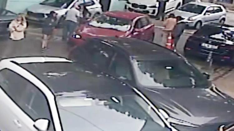 İstanbul'da yayaların arasına dalan otomobil kamerada