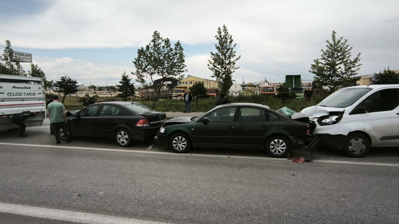 Komşuda 4 araç arasında zincirleme trafik kazası oldu.